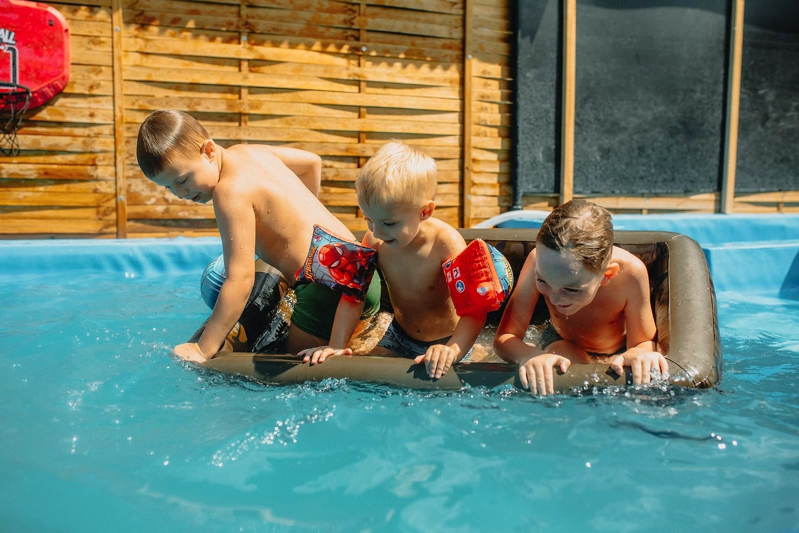 Piscine hors-sol rigide